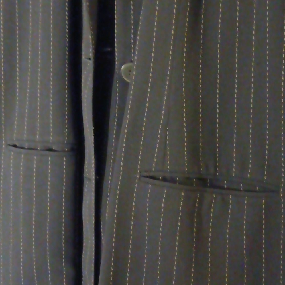 Woman's suit - Picture 4 of 12